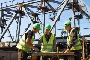 Студенческие отряды принимают участие в строительстве моста через  Обь в районе Сургута